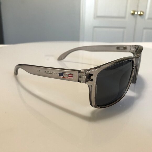 Oakley Holbrook Polarized USA Flag Collection OO9102 Smoke Gray Frame - Picture 2 of 12